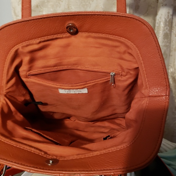 Kenneth Cole reaction - Picture 3 of 4